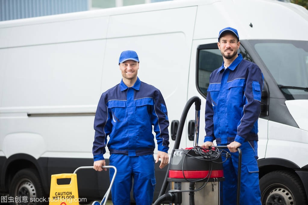 兩個快樂男清潔工的肖像站在清潔設備